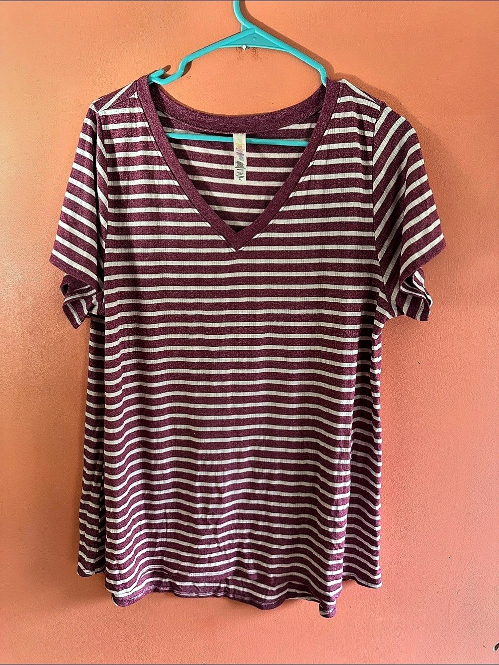 a.n.a Striped V-Neck Tee in Purple & White Size XL
